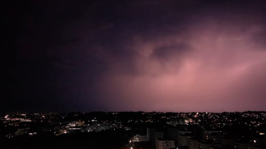 Vídeo mostra Manaus sob 'tempestade' de raios