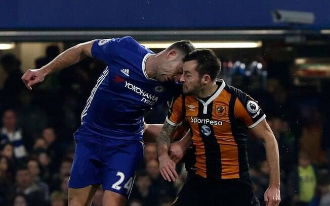 Ryan Mason, jogador do Hull City, leva cabeçada de Gary Cahill, zagueiro do Chelsea