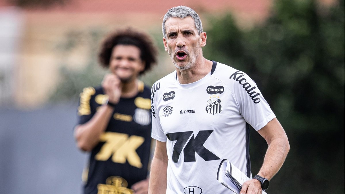 Santos tem clássico decisivo para tentar fugir de má fase Santos tem clássico decisivo para tentar fugir de má fase