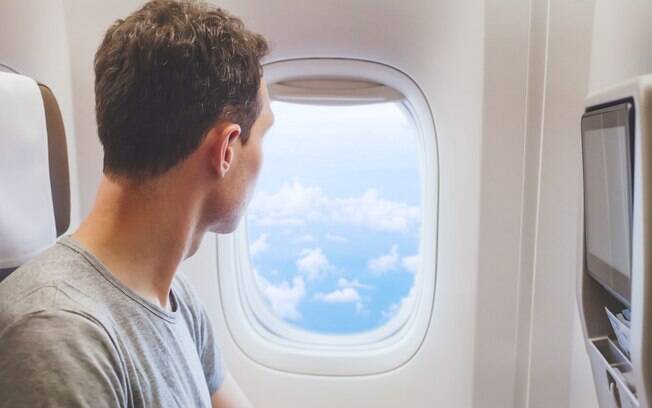 Segundo os comissários de bordo, encostar o rosto na janela do avião é um comportamento que não se deve ter