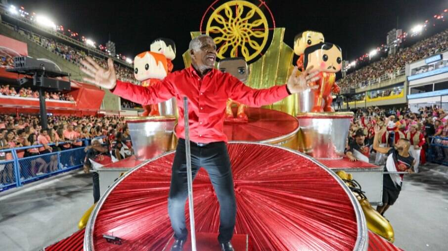 Estácio de Sá homenageia o Flamengo em desfile de Carnval