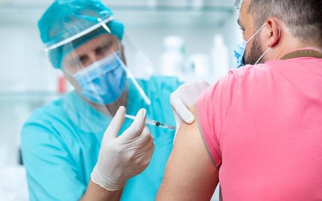 O polêmico plano britânico de infectar cobaias humanas com covid-19 para testar vacinas O polêmico plano britânico de infectar cobaias humanas com covid-19 para testar vacinas