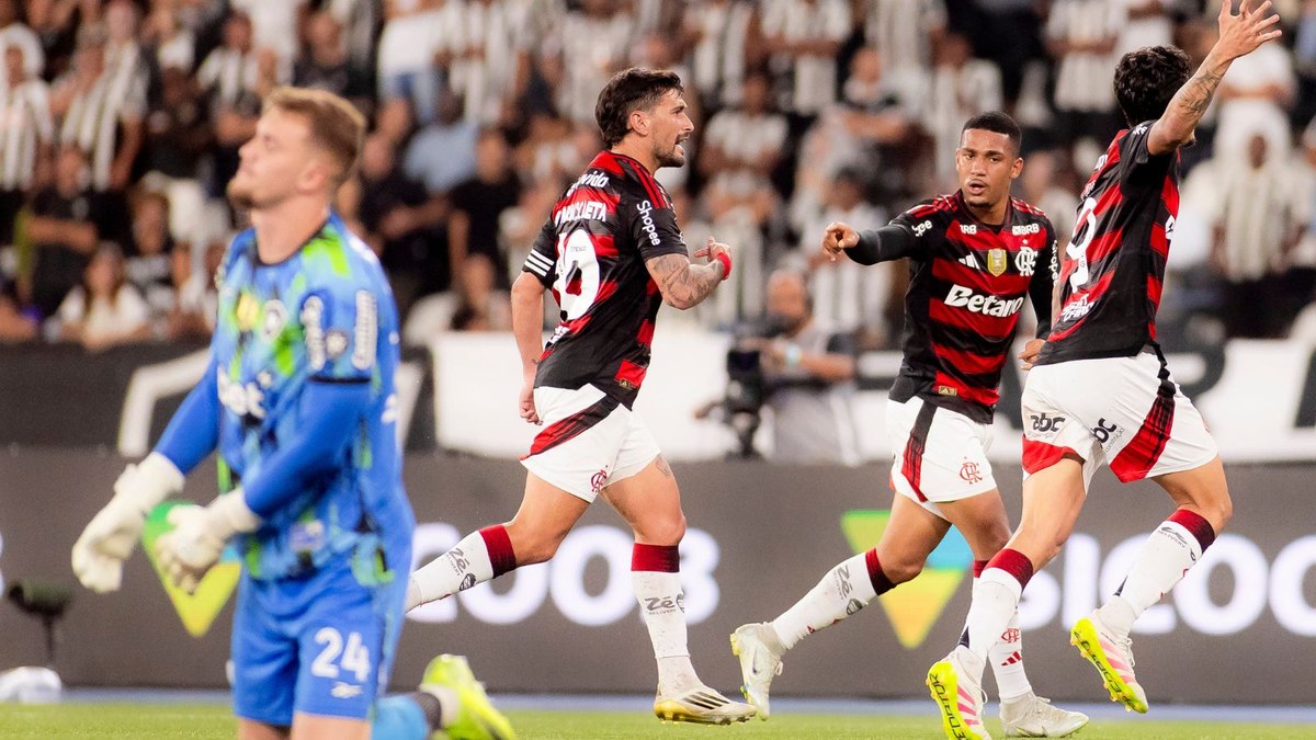 Flamengo vence clássico, mas mantém distância da liderança