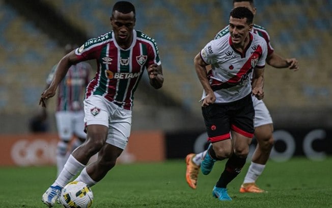 Com um a menos desde o meio do primeiro tempo, Fluminense perde para o Atlético-GO no Maracanã