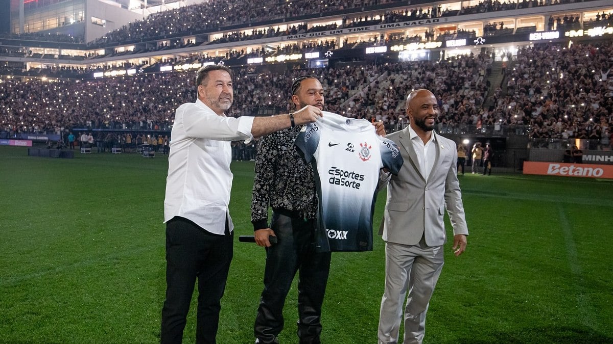 Memphis Depay foi apresentado para torcida do Corinthians