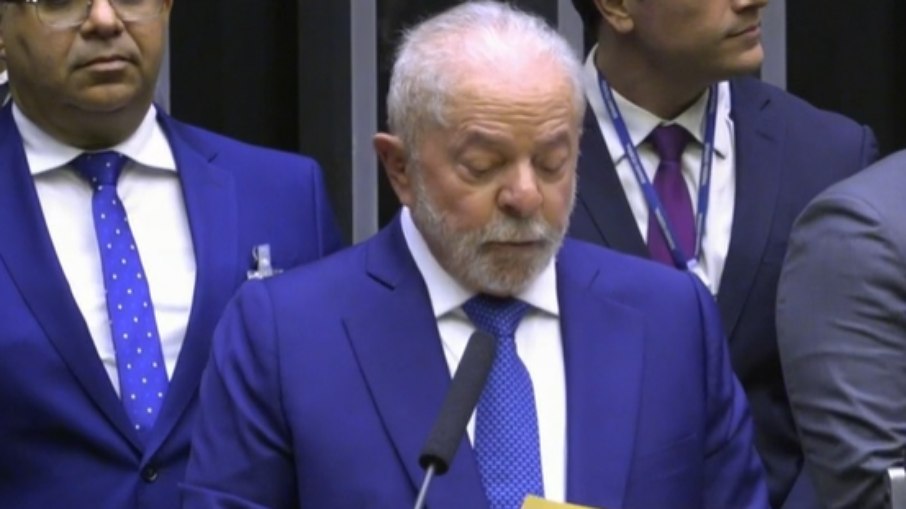 Lula discursando após ser empossado presidente da República