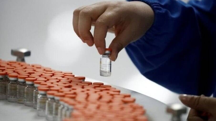 Novo contrato com a Pfizer prevê compra de 100 milhões de doses de vacina contra Covid-19