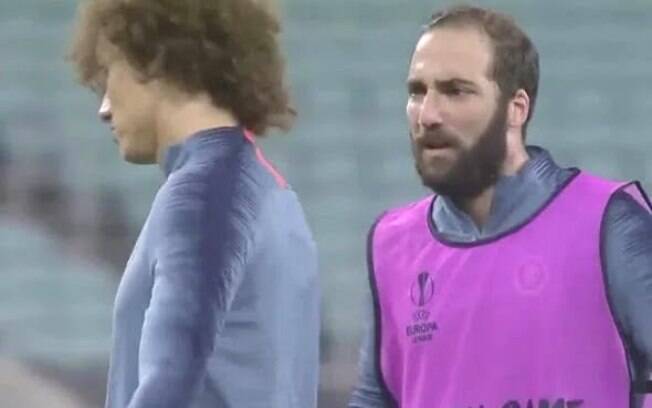 David Luiz e Higuaín discutem no treino do Chelsea. David Luiz e Higuaín discutem no treino do Chelsea.