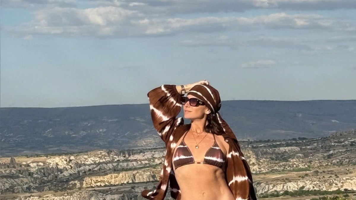Giovanna Antonelli encanta ao posar de biquíni na Capadócia