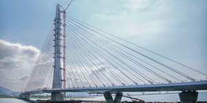 Ponte impressiona com mastro único e design curvo
