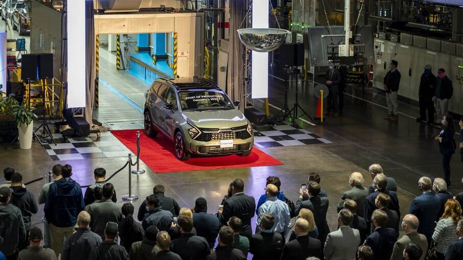 Kia Sportage saindo da linha de produção nos EUA. SUV médio chegará ao Brasil em meados deste ano