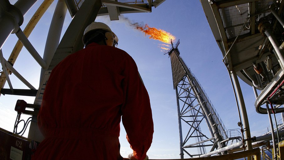 Estados querem aumento de imposto de petroleiras para compensar teto do ICMS dos combustíveis