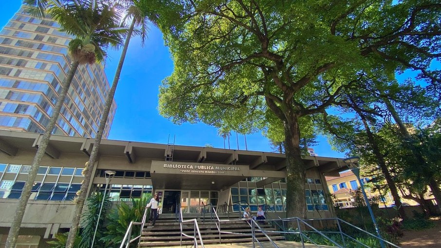 As bibliotecas funcionam de segunda a sexta-feira, com horários que variam conforme a unidade.