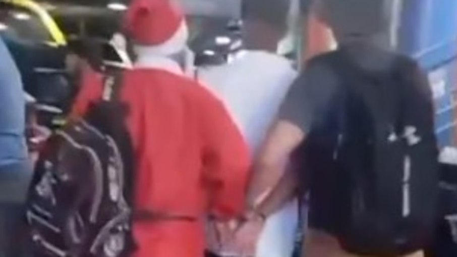 Policial disfarçado de Papai Noel Policial disfarçado de Papai Noel