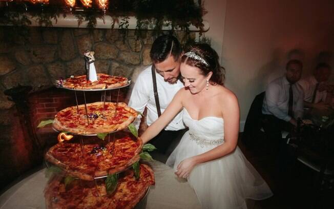 Casal opta por um 'bolo pizza' e diverte convidados