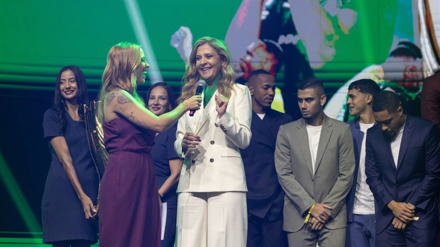 Leila Pereira recebe premiação com o Palmeiras após título do Paulistão