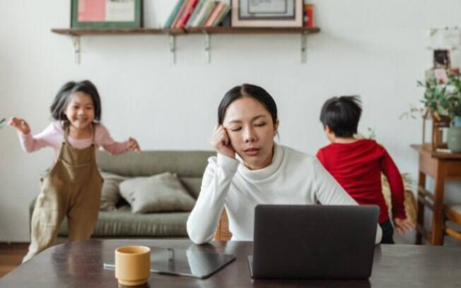 Como empresas podem reduzir o impacto do trabalho do cuidado na carreira de mães