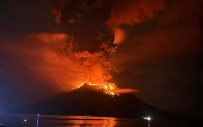 O vulcão do monte Ruang expele lava e fumaça em 17 de abril de 2024 nas ilhas Sangihe, na província de Sulawesi do Norte, na Indonésia