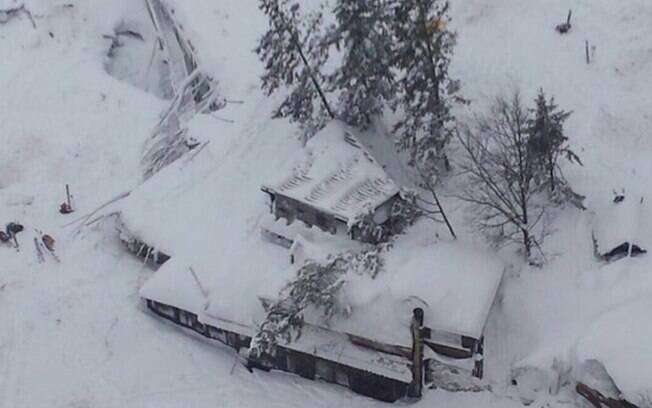 O hotel na Itália teria desabado parcialmente, enquanto a outra parte estaria debaixo da neve trazida pela avalanche