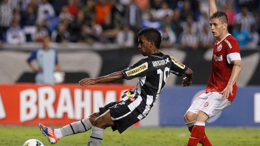 Cidinho em ação pelo Botafogo