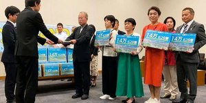 Parlamentares entregam assinaturas ao governo japonês contra ódio