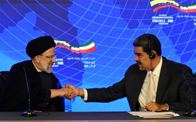 O então presidente do Irã Ebrahim Raisi (à esquerda) ao lado de seu contraparte venezuelano, Nicolás Maduro, em Caracas, no dia 12 de junho de 2023