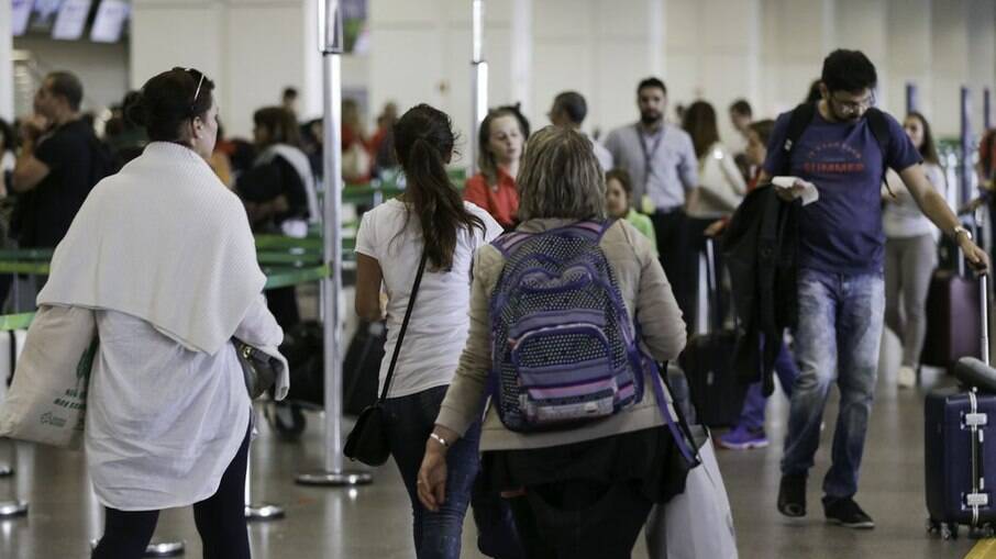 Mais de 150 voos são cancelados por alta nos casos de Covid e influenza