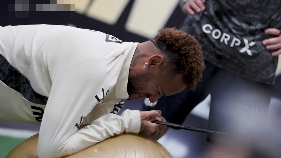 Neymar em treinamento físico após lesão no CT do Santos