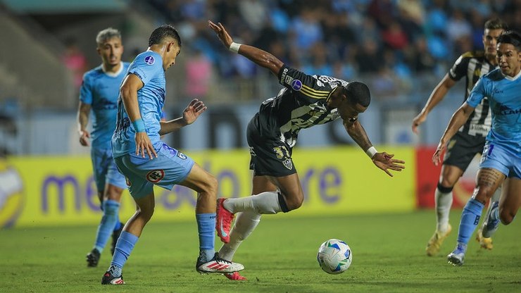 Atlético-MG sai na frente, mas leva virada e embola grupo na Sula