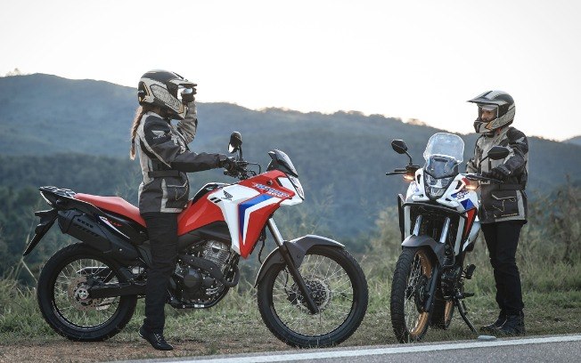 Linha XRE 300 Sahara 2027 mantém proposta voltada ao uso urbano, viagens e trechos fora do asfalto.