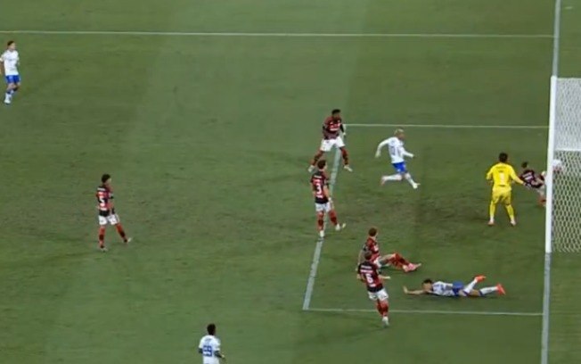 Cruzeirenses reclamam de possível gol contra o Flamengo Cruzeirenses reclamam de possível gol contra o Flamengo