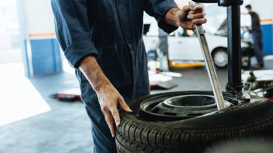 Para a fabricação de um pneu novo, são utilizados 79 litros de petróleo, ante cerca de 29 litros de um reformado