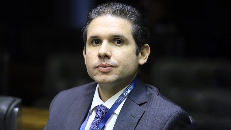 Hugo Motta diz que fim da escala 6x1 será debatido com calma