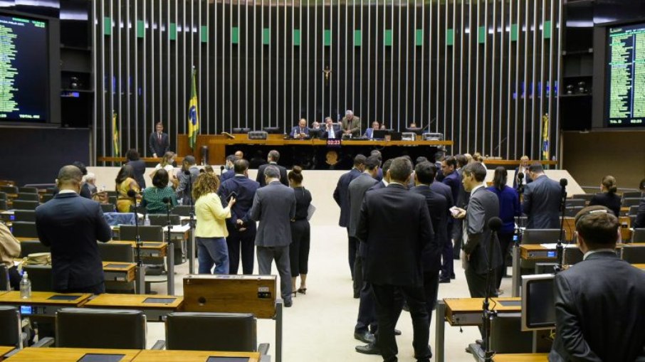 Projeto que criminaliza pesquisas teve apoio da base de Bolsonaro, PSDB e Novo; PDT libera bancada. Veja posição de cada sigla