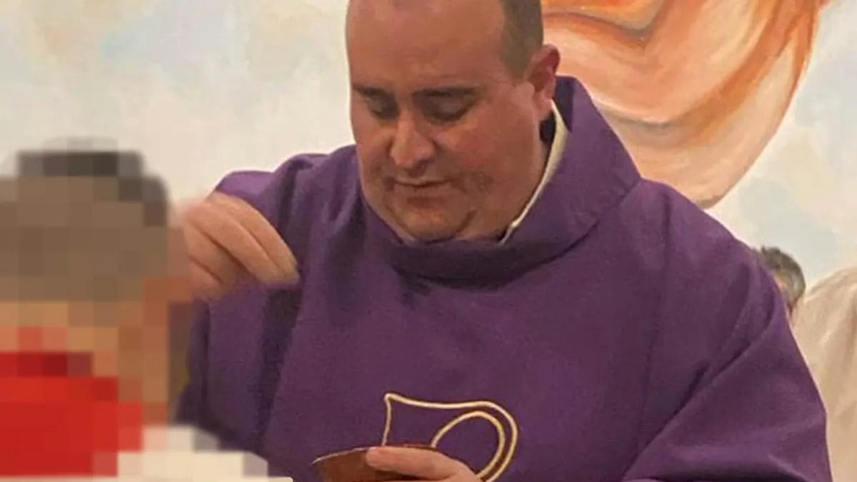 Don Felice Palamara durante missa