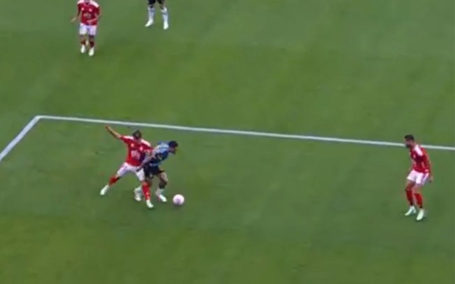 Lance polêmico aconteceu na partida deste domingo (11)