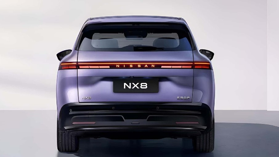 Traseira do Nissan NX8 destaca faixa luminosa contínua e identidade visual do novo SUV eletrificado. Traseira do Nissan NX8 destaca faixa luminosa contínua e identidade visual do novo SUV eletrificado.