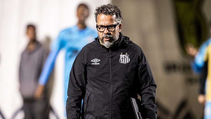 Cl%C3%A9ber%20Xavier%20n%C3%A3o%20resiste%20%C3%A0%20goleada%20e%20%C3%A9%20demitido%20do%20Santos