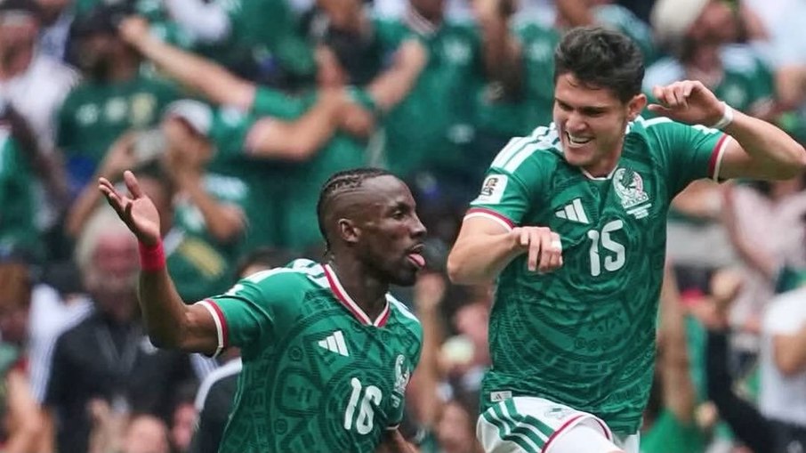 Quiñones comemora gol pelo México na Copa do Mundo