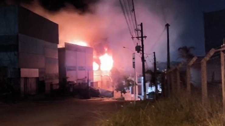 Incêndio destrói empresa no Distrito Industrial de Vinhedo