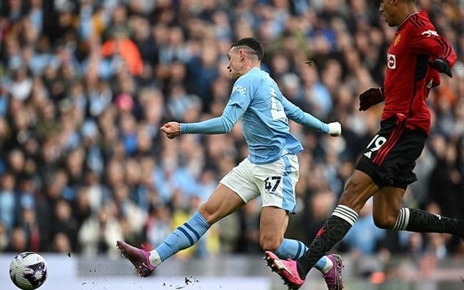  Foden tenta a finalização durante o clássico do City com o United. Fera dos Citizens fez dois gols neste 3 a 1 no clássico de Manchester 