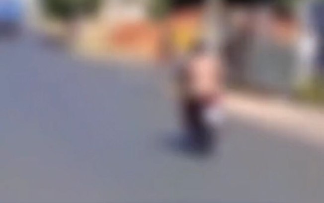 Homem é flagrado pilotando moto pelado em cidade da região Homem é flagrado pilotando moto pelado em cidade da região