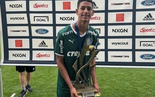 Gustavo celebra título do Palmeiras sub-19 na Europa: 'Sensação única'