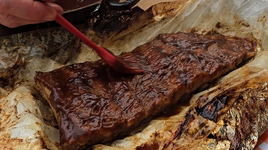 Passando molho BBQ Passando molho BBQ
