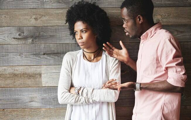 Querer controlar o outro é algo normal na relação de um casal?