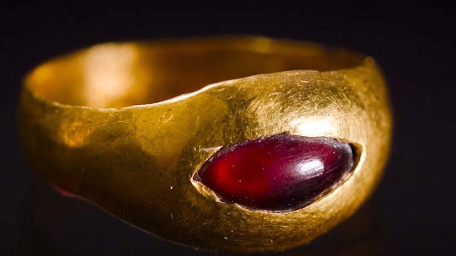 Um anel de ouro de 2.300 anos encontrado na escavação
