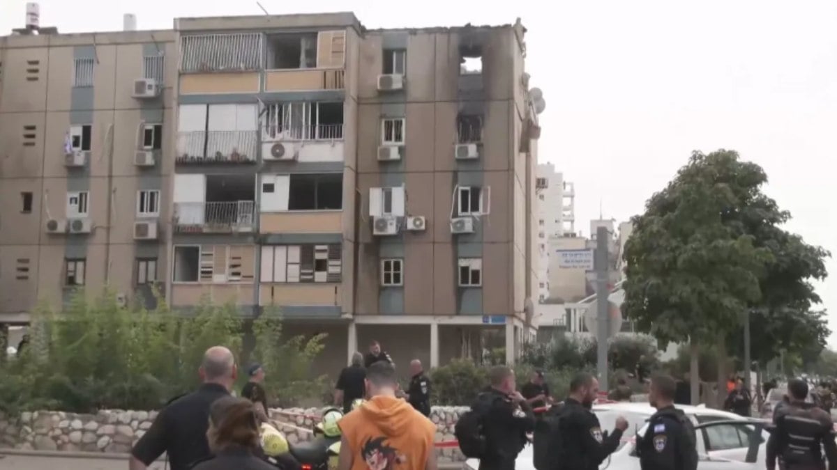 Ataque aéreo atinge prédio em Tel Aviv nesta sexta-feira (27)