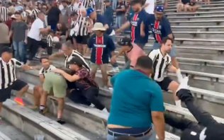 Vídeo: torcedores de Botafogo e PSG trocam socos durante jogo