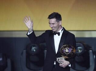 O argentino Lionel Messi ganha a Bola de Ouro pela quinta vez