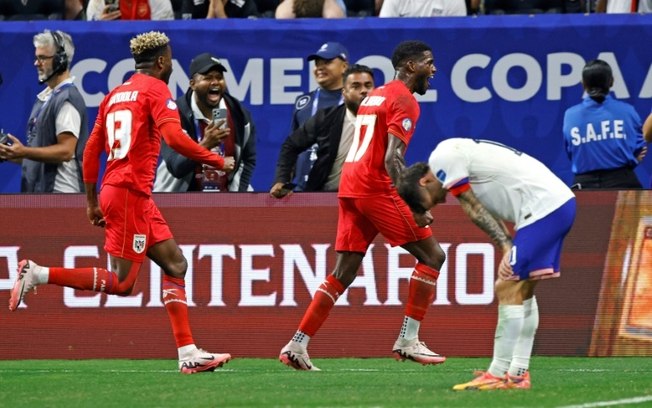 José Fajardo (C) comemora após marcar o gol da vitória do Panamá sobre os Estados Unidos por 2 a 1 nesta quinta-feira, pelo Grupo C da Copa América